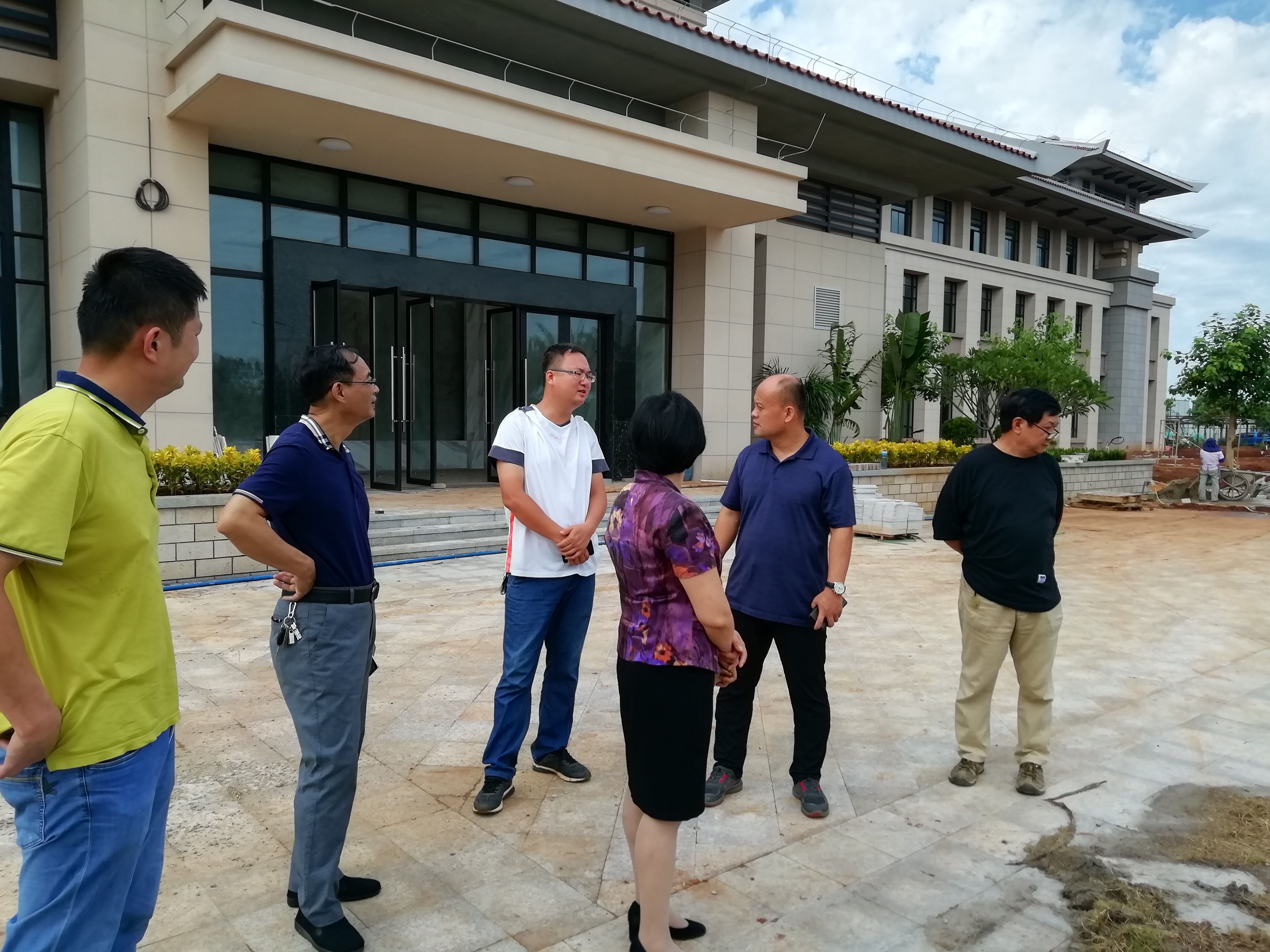 过建春副校长调研图书馆工地进度