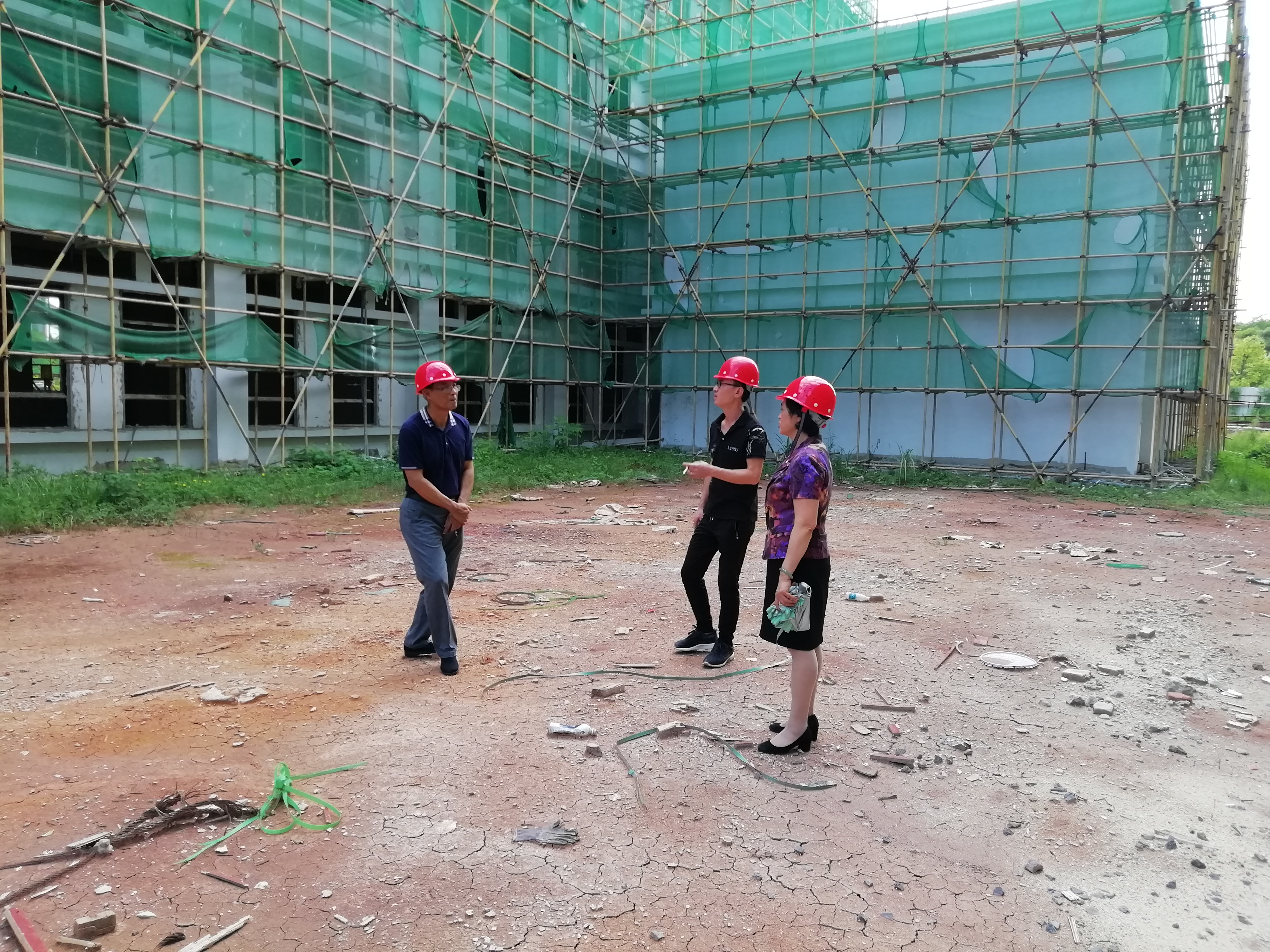 过建春副校长调研图书馆工地进度