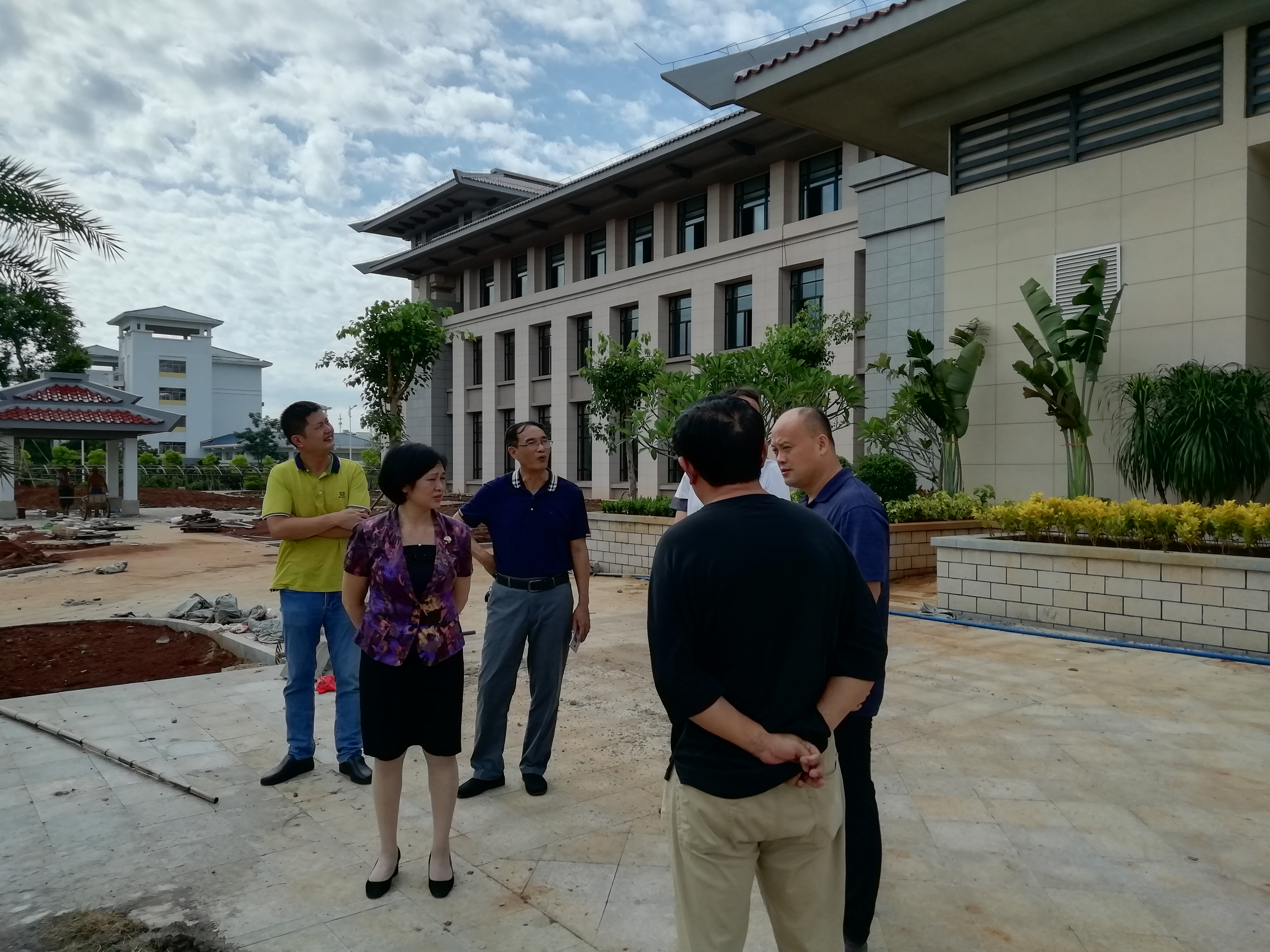 过建春副校长调研图书馆工地进度