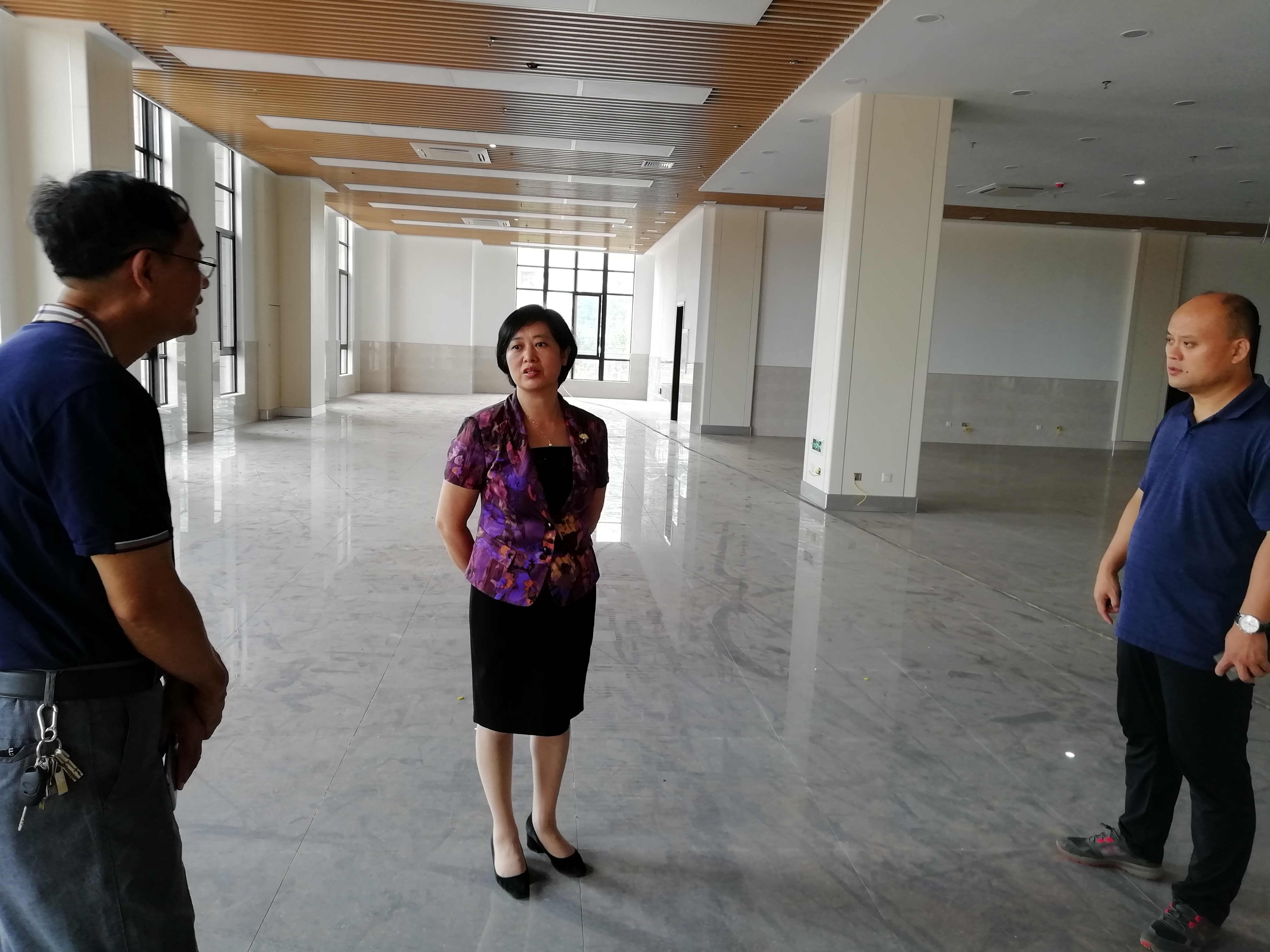 过建春副校长调研图书馆工地进度