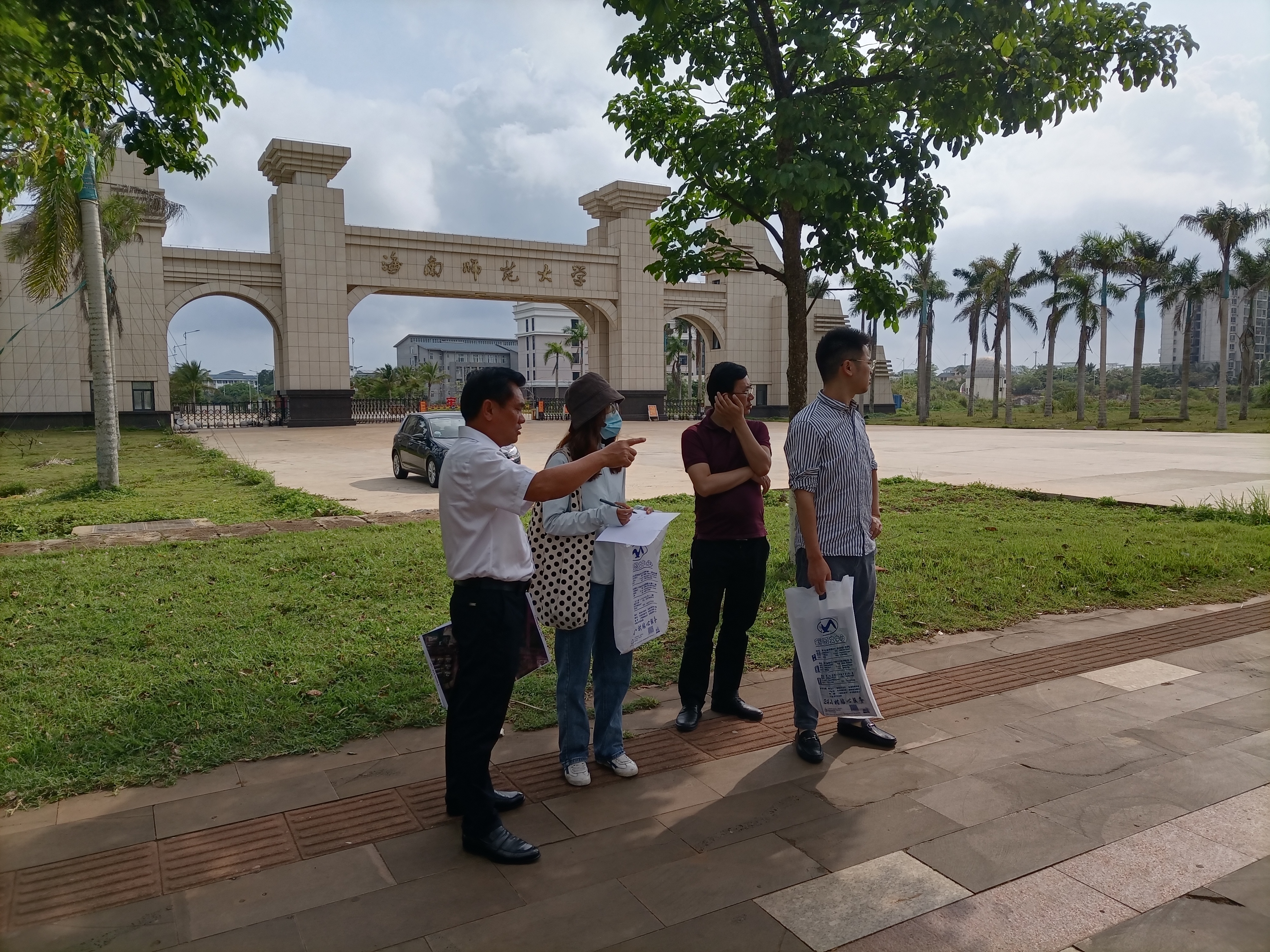 基建处文中童与交警支队领导现场查看桂林洋校区南大门海涛大道绿化带开口规划、设计