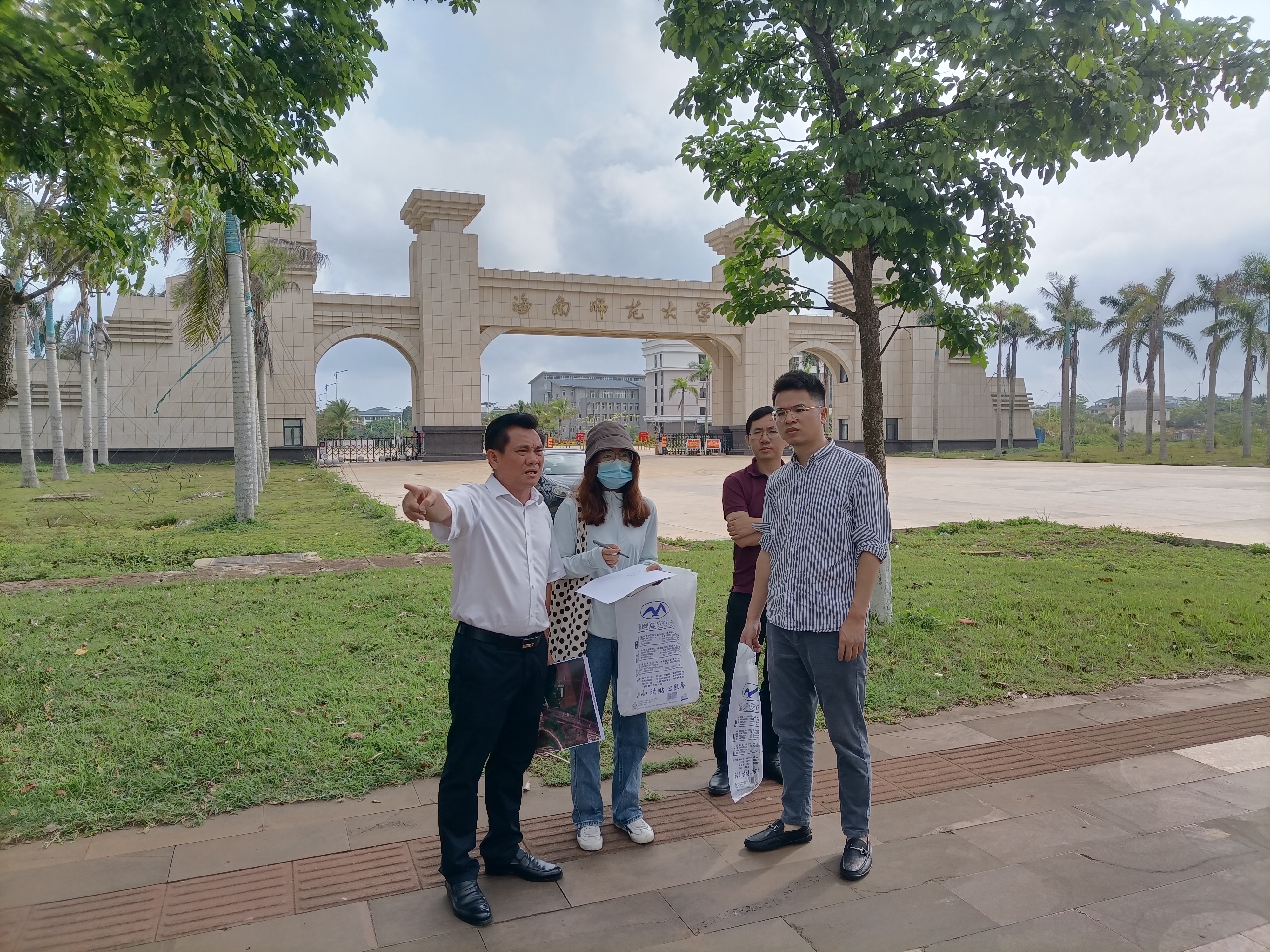 基建处文中童与交警支队领导现场查看桂林洋校区南大门海涛大道绿化带开口规划、设计事宜